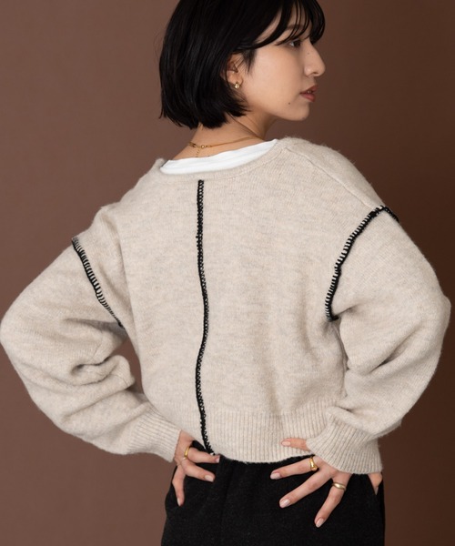 NEUNA（ヌナ）の「配色ハンドステッチワイドVネックニット（ニット/セーター・レディース・チャコールグレー/アイボリー・FREE）」の4枚目の写真