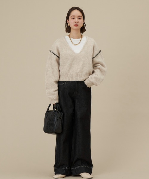 NEUNA（ヌナ）の「配色ハンドステッチワイドVネックニット（ニット/セーター・レディース・チャコールグレー/アイボリー・FREE）」の6枚目の写真
