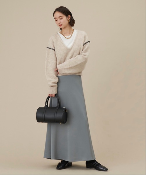 NEUNA（ヌナ）の「配色ハンドステッチワイドVネックニット（ニット/セーター・レディース・チャコールグレー/アイボリー・FREE）」の5枚目の写真