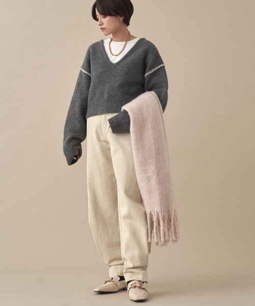 NEUNA（ヌナ）の「配色ハンドステッチワイドVネックニット（ニット/セーター・レディース・チャコールグレー/アイボリー・FREE）」の13枚目の写真