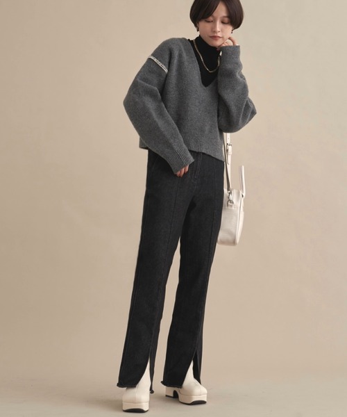 NEUNA（ヌナ）の「配色ハンドステッチワイドVネックニット（ニット/セーター・レディース・チャコールグレー/アイボリー・FREE）」の14枚目の写真