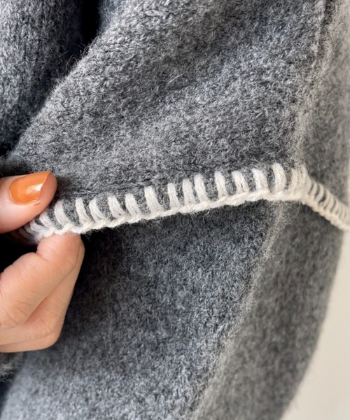 NEUNA（ヌナ）の「配色ハンドステッチワイドVネックニット（ニット/セーター・レディース・チャコールグレー/アイボリー・FREE）」の16枚目の写真