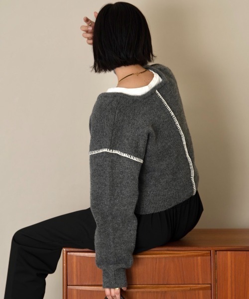 NEUNA（ヌナ）の「配色ハンドステッチワイドVネックニット（ニット/セーター・レディース・チャコールグレー/アイボリー・FREE）」の22枚目の写真