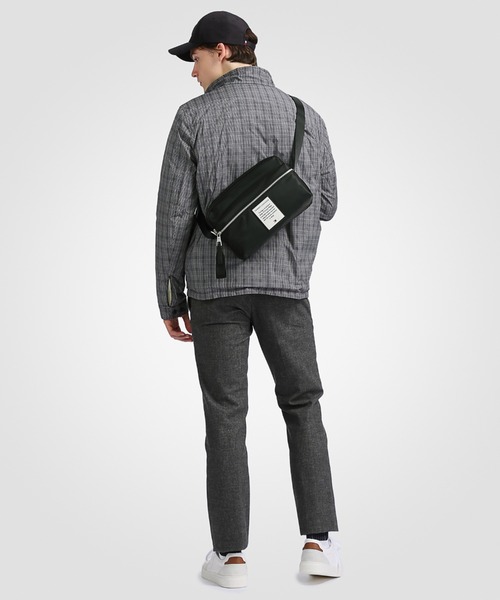 TOMMY HILFIGER(トミーヒルフィガー)の「ナイロンショルダーバッグ(ショルダーバッグ・メンズ・ブラック/ネイビー・FREE)」の11枚目の写真