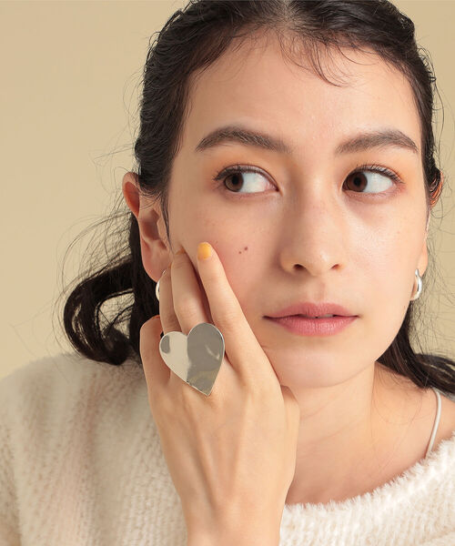 Ray BEAMS(レイビームス)の「Ray BEAMS / ビッグ ハート プレート リング(リング・レディース・シルバー/ゴールド・ONE SIZE)」の2枚目の写真