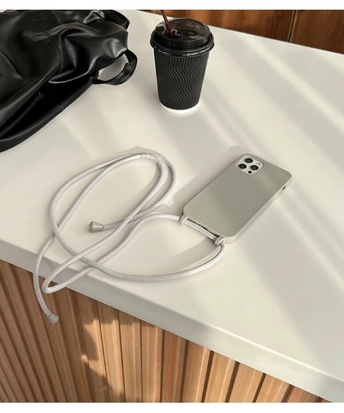 She's(シーズ)の「斜め掛け ショルダー ストラップ iPhoneケース シンプル 男女兼用 シリコン(スマホケース/カバー・レディース・ブラック/アイボリー/グレー/モカ・A/B/C/D/E/F/G/H/I/J/K/N/O/P/Q/R/U/V/W/T/X/Z/A3/Y/iPhone 16 Pro/iPhone 16)」の3枚目の写真