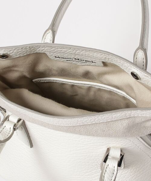 Maison Margiela(メゾンマルジェラ)の「Maison Margiela 5AC CLASSIQUE MICRO(ショルダーバッグ・レディース・ホワイト・FREE)」の4枚目の写真