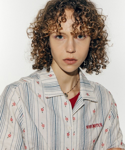 bonjour records（ボンジュールレコーズ）の「【WHYNOTUS/ワイノットアス】Tiny Flower Striped Shirts タイニーフラワーストライプドシャツ（シャツ/ブラウス・レディース・オレンジ/ブルー・FREE）」の4枚目の写真