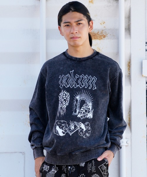 VOLCOM(ボルコム)の「VOLCOM/ボルコム アーティストコラボ クルーネックトレーナー/スウェット A4632204(スウェット・メンズ・ブラック・S/M/L/XL)」の2枚目の写真