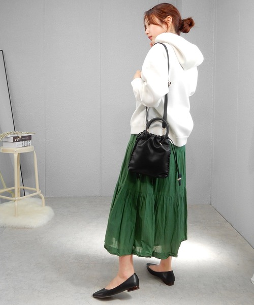 alala（アララ）の「アシメカットポインテッド（パンプス・レディース・アイボリー/ホワイト系/ブラック系/ブルー系/ピンク系/ブロンズ/パイソン/ブラック・22.0cm/22.5cm/23.0cm/23.5cm/24.0cm/24.5cm/25.0cm/25.5cm/26.0cm）」の11枚目の写真