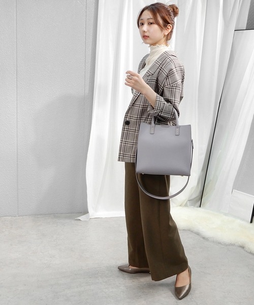 alala（アララ）の「アシメカットポインテッド（パンプス・レディース・アイボリー/ホワイト系/ブラック系/ブルー系/ピンク系/ブロンズ/パイソン/ブラック・22.0cm/22.5cm/23.0cm/23.5cm/24.0cm/24.5cm/25.0cm/25.5cm/26.0cm）」の13枚目の写真