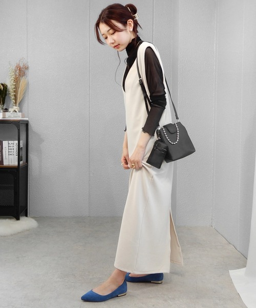 alala（アララ）の「アシメカットポインテッド（パンプス・レディース・アイボリー/ホワイト系/ブラック系/ブルー系/ピンク系/ブロンズ/パイソン/ブラック・22.0cm/22.5cm/23.0cm/23.5cm/24.0cm/24.5cm/25.0cm/25.5cm/26.0cm）」の9枚目の写真