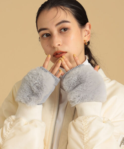 Ray BEAMS（レイビームス）の「Ray BEAMS / フェイクファー レッキス ハンド ウォーマー（手袋・レディース・ライトグレー/ブルー・ONE SIZE）」の2枚目の写真