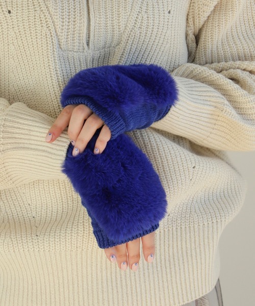 Ray BEAMS（レイビームス）の「Ray BEAMS / フェイクファー レッキス ハンド ウォーマー（手袋・レディース・ライトグレー/ブルー・ONE SIZE）」の10枚目の写真