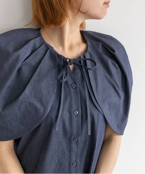 RANDA(ランダ)の「ボリュームスリーブブラウス(シャツ/ブラウス・レディース・ブルー/クリーム/インディゴブルー・0/1)」の5枚目の写真