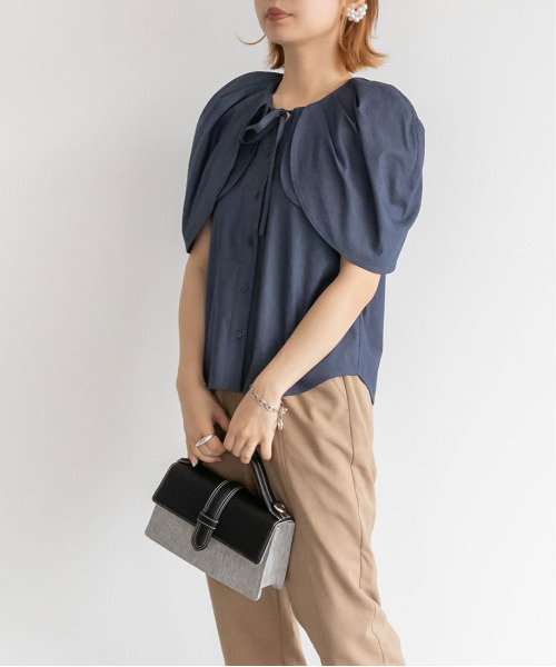 RANDA(ランダ)の「ボリュームスリーブブラウス(シャツ/ブラウス・レディース・ブルー/クリーム/インディゴブルー・0/1)」の6枚目の写真