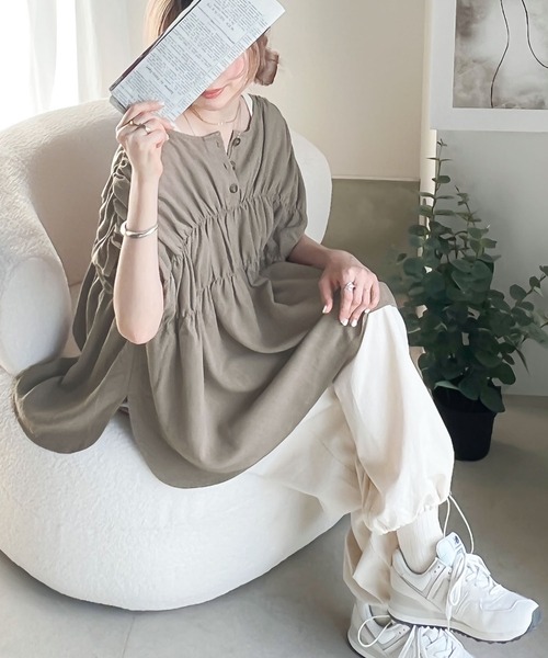 classicalelf(クラシカルエルフ)の「ふわっとボリューム。2wayシャーリングトップス(シャツ/ブラウス・レディース・ベージュ/グレイッシュベージュ/ブラック・LARGE/MEDIUM/SMALL/X-LARGE)」の7枚目の写真
