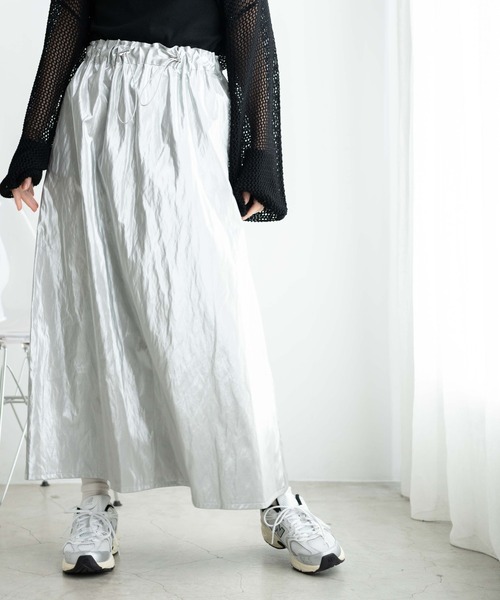 WEGO(ウィゴー)の「WEGO/メタリックドロストフレアスカート(スカート・レディース・シルバー/ブラック・FREE)」の2枚目の写真