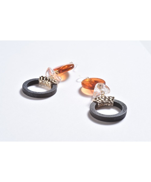 tone(トーン)の「【Astyle】べっ甲×ブラックサークル樹脂ピアス(MA)(ピアス(両耳用)・レディース・ブラック・FREE)」の2枚目の写真
