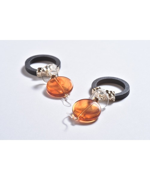 tone(トーン)の「【Astyle】べっ甲×ブラックサークル樹脂ピアス(MA)(ピアス(両耳用)・レディース・ブラック・FREE)」の4枚目の写真