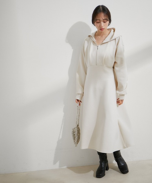 VIS（ビス）の「スフレタッチフーディーワンピース【洗える】（ワンピース・レディース・キナリ/ネイビー・FREE）」の11枚目の写真