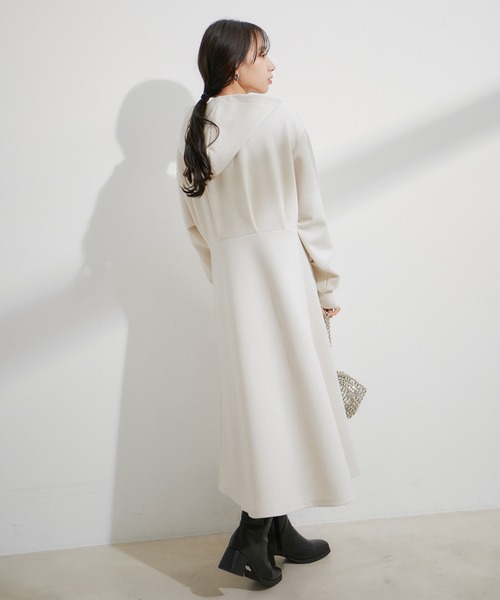 VIS（ビス）の「スフレタッチフーディーワンピース【洗える】（ワンピース・レディース・キナリ/ネイビー・FREE）」の13枚目の写真