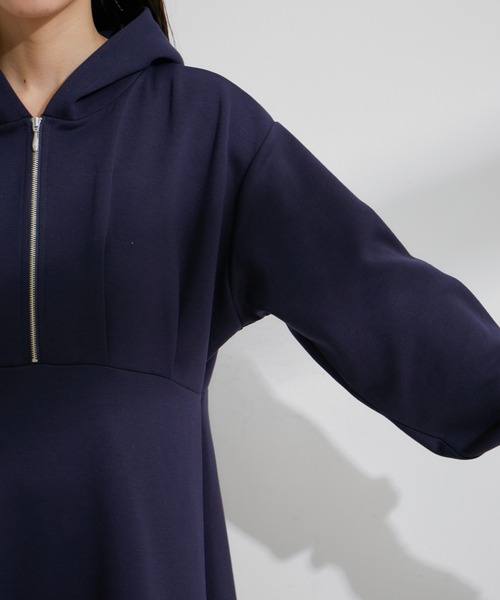 VIS（ビス）の「スフレタッチフーディーワンピース【洗える】（ワンピース・レディース・キナリ/ネイビー・FREE）」の4枚目の写真