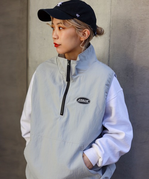 SPINNS(スピンズ)の「【ユニセックスで着用可能】ERROR刺繍ロゴ ナイロンハーフジップベスト(ベスト・メンズ・ブルー/ブラック/カーキ/グレー/ネイビー・ONESIZE)」の2枚目の写真