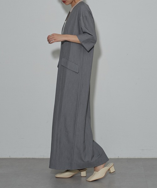 COLONY 2139（コロニートゥーワンスリーナイン）の「スリットVネック