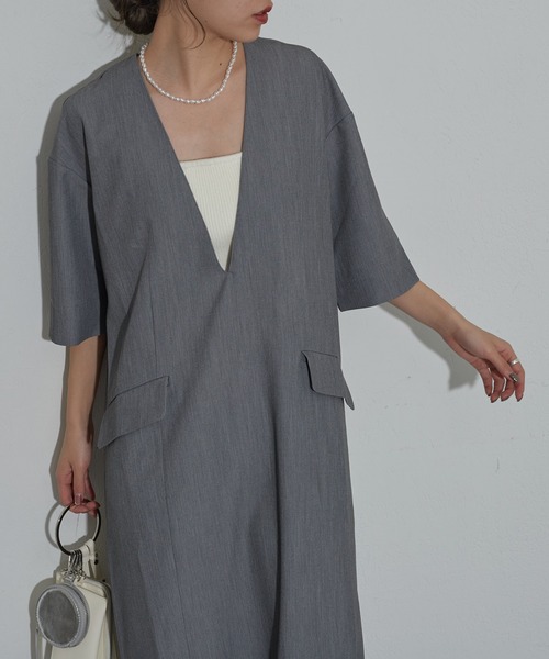 COLONY 2139（コロニートゥーワンスリーナイン）の「スリットVネック