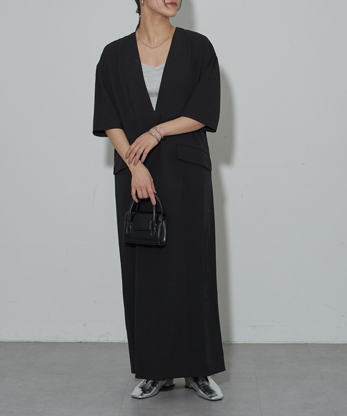 COLONY 2139（コロニートゥーワンスリーナイン）の「スリットVネック