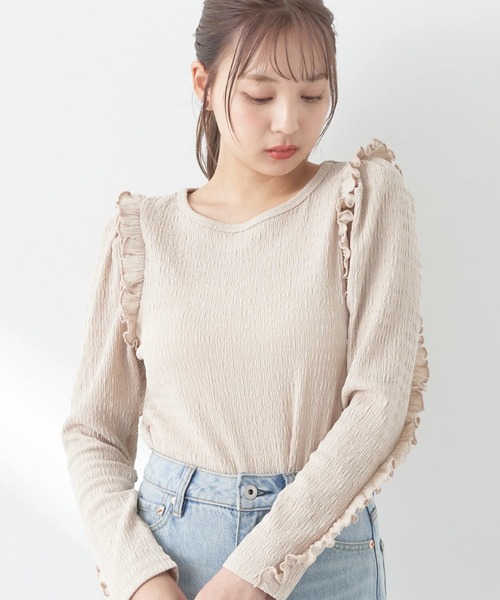 earth music&ecology(アースミュージックアンドエコロジー)の「シャーリングカットプルオーバー(Tシャツ/カットソー・レディース・イエロー/ブルー/アイボリー/グレイッシュベージュ・FREE)」の2枚目の写真