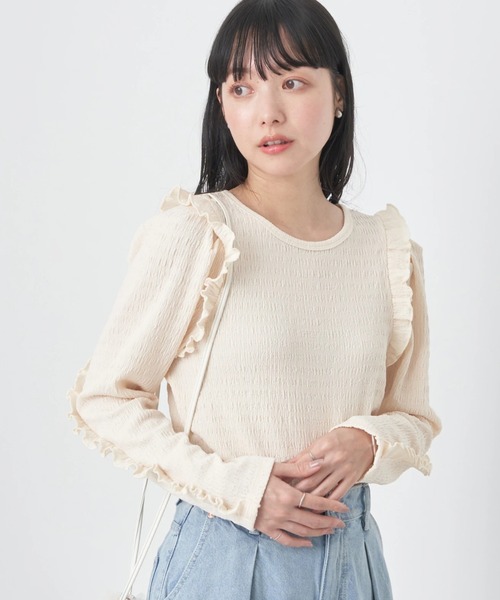 earth music&ecology(アースミュージックアンドエコロジー)の「シャーリングカットプルオーバー(Tシャツ/カットソー・レディース・イエロー/ブルー/アイボリー/グレイッシュベージュ・FREE)」の1枚目の写真