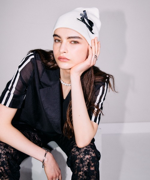 FOREVER 21(フォーエバー トゥエンティーワン)の「【2024SS】リボンニットビーニー(ニットキャップ/ビーニー・レディース・ホワイト/グレー・FREE)」の1枚目の写真