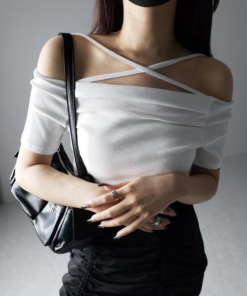 me+em select(ミームセレクト)の「【 3WAY 】クロスストラップオフショルリブTシャツ / cross strap off-shoulder rib Tee(Tシャツ/カットソー・レディース・ホワイト/ブラック・FREE)」の2枚目の写真