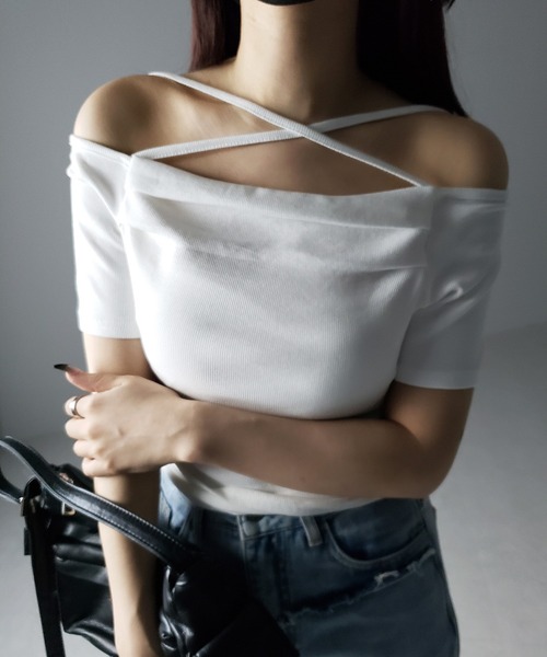 me+em select(ミームセレクト)の「【 3WAY 】クロスストラップオフショルリブTシャツ / cross strap off-shoulder rib Tee(Tシャツ/カットソー・レディース・ホワイト/ブラック・FREE)」の8枚目の写真