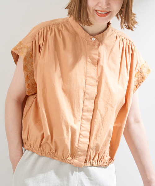 B.C STOCK(ベーセーストック)の「【一部WEB限定カラー】袖刺繍ブラウス(シャツ/ブラウス・レディース・ブラック/ホワイト/ピンク系その他・FREE)」の3枚目の写真