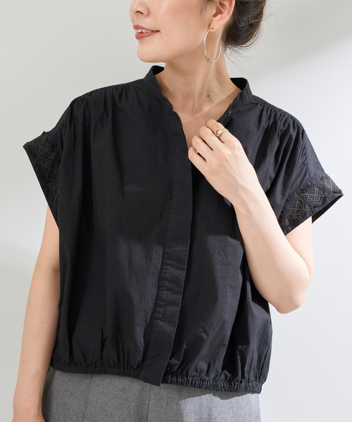 B.C STOCK(ベーセーストック)の「【一部WEB限定カラー】袖刺繍ブラウス(シャツ/ブラウス・レディース・ブラック/ホワイト/ピンク系その他・FREE)」の2枚目の写真