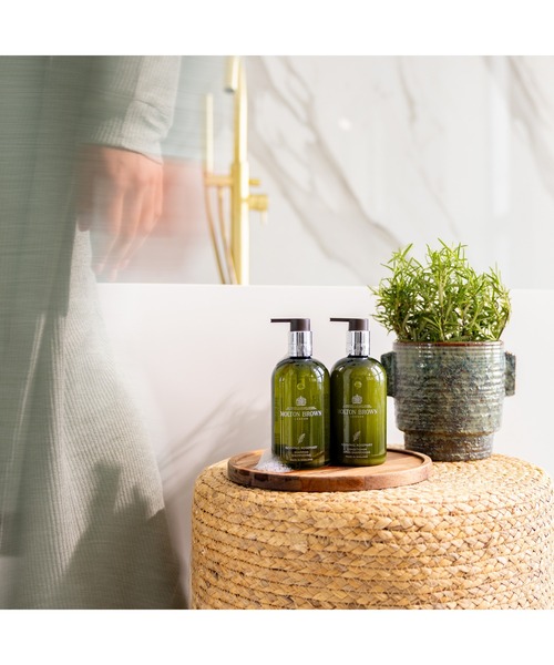 MOLTON BROWN（モルトンブラウン）の「リヴァイヴィング ローズマリー バス＆シャワーオイルインジェル 300ml｜モルトンブラウン MOLTON BROWN（石鹸/ボディソープ・レディース・フローラル・FREE）」の2枚目の写真