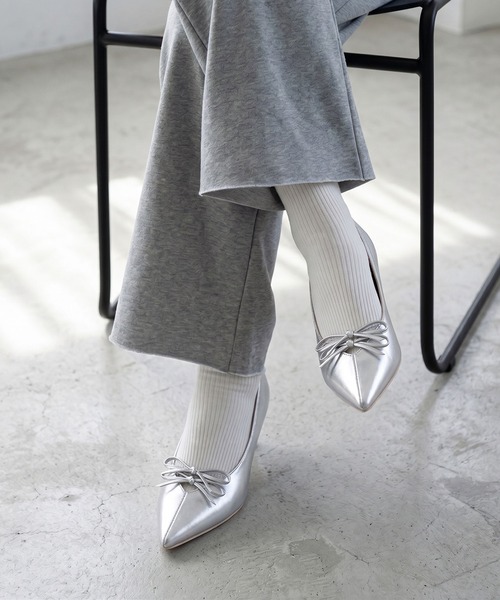 LibertyDoll(リバティードール)の「LIBERTYDOLL センターシーム ダブルリボン Vカットパンプス(パンプス・レディース・アイボリー/ブラック/ベージュ/シルバー・S/3L/LL/L/SS/M)」の4枚目の写真