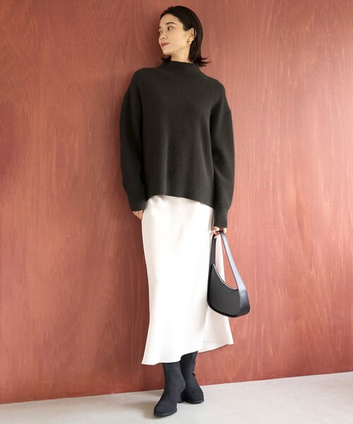 UNFILO(アンフィーロ)の「【新色・新サイズ登場!】サテン ナロースカート(スカート・レディース・ブラック系/アイボリー系/ダルブルー系/ベージュ系/ネイビー系・SMALL/X-SMALL/MEDIUM/LARGE)」の3枚目の写真