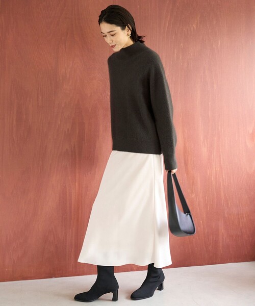 UNFILO(アンフィーロ)の「【新色・新サイズ登場!】サテン ナロースカート(スカート・レディース・ブラック系/アイボリー系/ダルブルー系/ベージュ系/ネイビー系・SMALL/X-SMALL/MEDIUM/LARGE)」の6枚目の写真