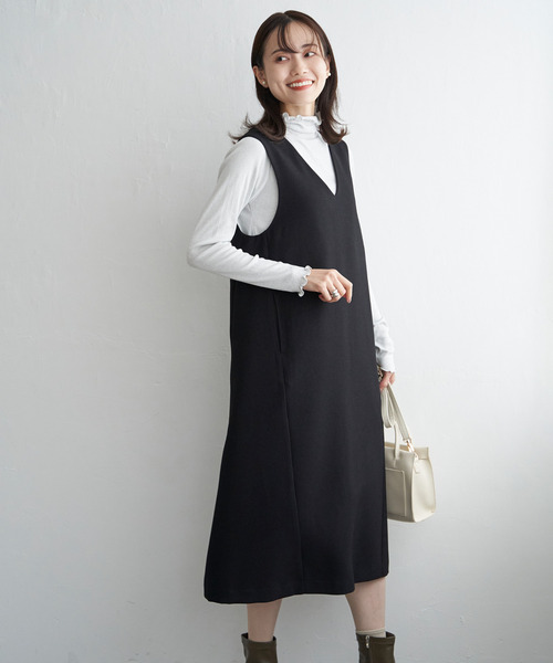 ikka(イッカ)の「Vネックジャンパースカート(ジャンパースカート・レディース・ダークブラウン/ライトグレー/ブラウン系その他/ブラック・L/M/S)」の2枚目の写真