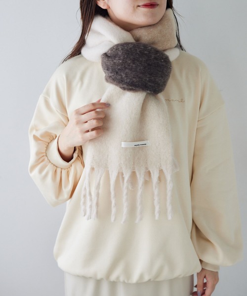 mysty woman（ミスティウーマン）の「ブークレーボーダーマフラー  127375（マフラー・レディース・グレー/ピンク/ブラウン系その他・FREE）」の2枚目の写真