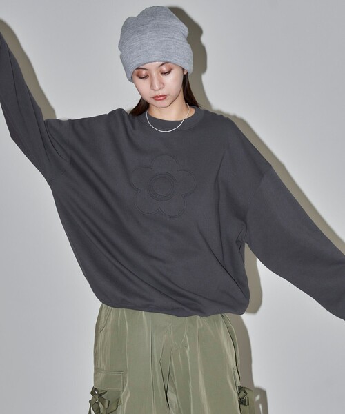 PUBLUX(パブリュクス)の「MARY QUANT × PUBLUX/マリークワント フラワーモチーフ ドッキング オーバーサイズスウェット 限定展開(スウェット・レディース・グレー/チャコールグレー/ピンク/レッド・フリ-)」の7枚目の写真