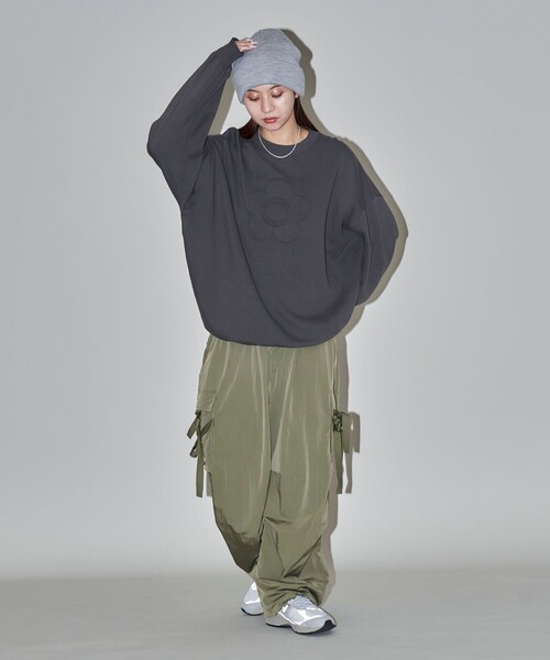 PUBLUX(パブリュクス)の「MARY QUANT × PUBLUX/マリークワント フラワーモチーフ ドッキング オーバーサイズスウェット 限定展開(スウェット・レディース・グレー/チャコールグレー/ピンク/レッド・フリ-)」の8枚目の写真