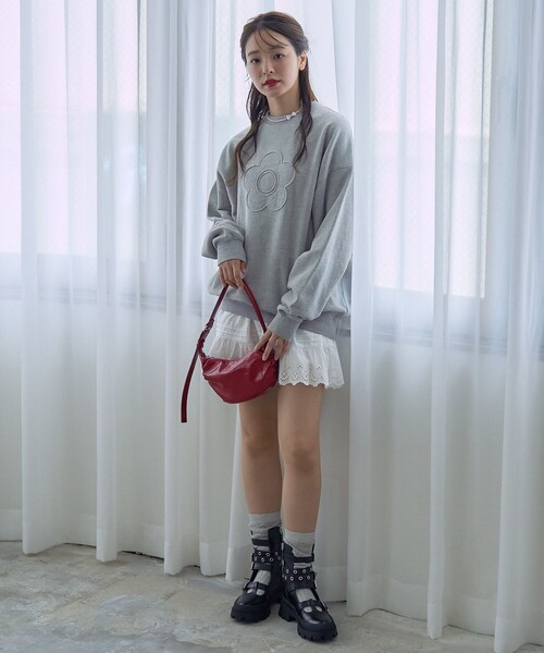 PUBLUX(パブリュクス)の「MARY QUANT × PUBLUX/マリークワント フラワーモチーフ ドッキング オーバーサイズスウェット 限定展開(スウェット・レディース・グレー/チャコールグレー/ピンク/レッド・フリ-)」の12枚目の写真