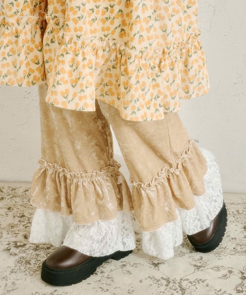 kutir（クティール）の「【クティールとレトロ】レースドッキングベロアパンツ（その他パンツ・レディース・ブラック/ベージュ/アイボリー/ブラック系その他・FREE）」の2枚目の写真