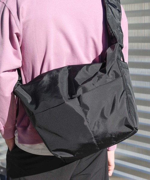 BAYFLOW(ベイフロー)の「中綿フロントポケットショルダーバッグ(ショルダーバッグ・メンズ・ブラック/ネイビー・FREE)」の2枚目の写真