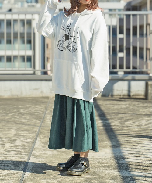 MODISH GAZE(モディシュガゼ)の「【MODISH GAZE】ゆる線画プリントビッグシルエットプルパーカー(パーカー・レディース・ブラック/ダークカーキ/ホワイト・MEDIUM)」の10枚目の写真